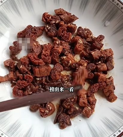 5元一斤买手撕牛肉干焯水后发现变豆腐干pg电子中文模拟器离了个大谱！男子7